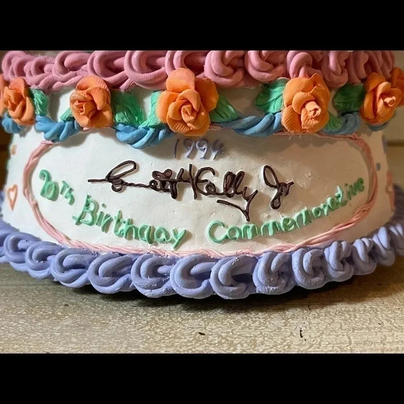 RARE and VHTF SIGNED by Emmett Kelly Jr 1994 Snow Globe. - Picture 9 of 15